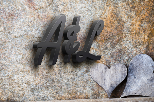Initiales 3D métalliques pour faire-part et décorations mariage. Lettres en relief pour personnalisation sophistiquée.