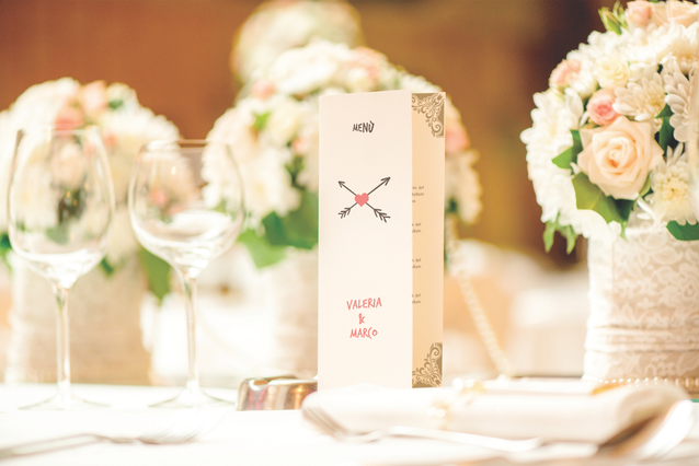Ce menu de mariage élégant offre un design minimaliste et sophistiqué, parfait pour les réceptions de mariage formelles et les services de restaurant haut de gamme. L'esthétique raffinée s'harmonise avec tout thème de mariage et crée une expérience mémorable pour vos invités. Personnalisez ce modèle de menu de mariage avec le service d'impression en ligne de Sprint24.