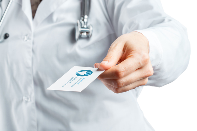 Infirmière tenant une carte de visite professionnelle blanche Carte de visite pour infirmieres reseautage et engagement patients en milieu medical. Sprint24.