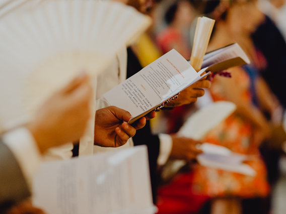Un élégant livret de mariage imprimé tenu par un invité lors de la réception. Ces livrets de mariage personnalisés servent de souvenirs et de guides de référence pour vos invités tout au long de la célébration. Idéal pour afficher les détails de la cérémonie, l'horaire et les moments spéciaux dans un format imprimé professionnel.