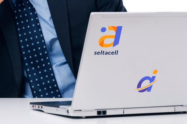 Un logo d'entreprise 'Seltacell' personnalisé appliqué en lettrage adhésif sur un ordinateur portable argenté, avec un homme d'affaires en arrière-plan. Sprint24 imprime des lettrages adhésifs personnalisés pour ordinateurs et branding de bureau — parfaits pour l'identité d'entreprise, gadgets employés et cadeaux promotionnels.