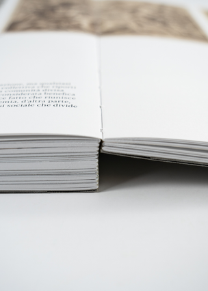 Livre épais à dos découvert avec cahiers cousus apparents. Technique artisanale pour éditions de prestige Sprint24.
