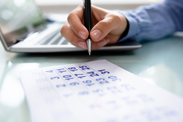 Professionnel utilisant un planner personnalise pour organiser taches et calendriers. Sprint24.