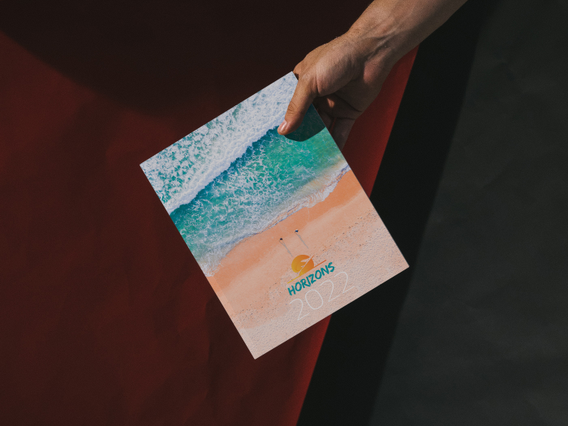 Main tenant agenda dos cousu Horizons copertine photo mer turquoise et plage aerienne. 128 pages Sprint24.