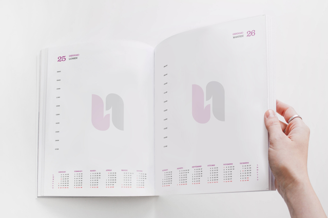 Main tenant agenda dos cousu quotidien ouvert filigrane logo U rose mini-calendriers. 336 pages Sprint24.