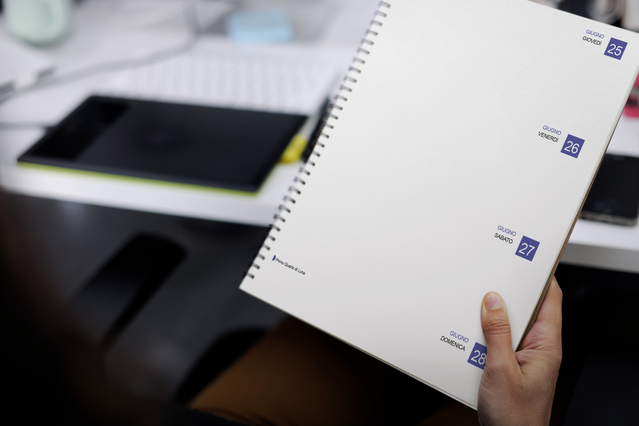 Main tenant agenda hebdomadaire spirale ouvert double page et tampons. Main tenant agenda hebdomadaire spirale ouvert double page tampons dates bleus. 128 pages Fedrigoni Sprint24.