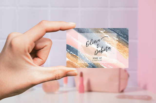 Main tenant une carte de visite make up artist moderne et brillante Carte de visite maquilleur design aquarelle moderne et accents dores metallises. Sprint24.