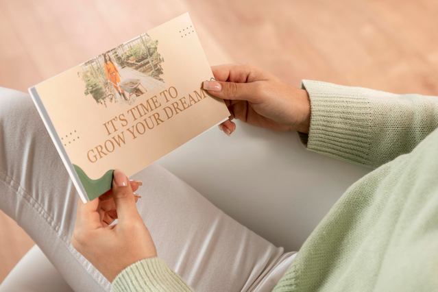 Mains tenant cartolina paysage It's Time to Grow Your Dreams sur photo jardin. Sprint24.