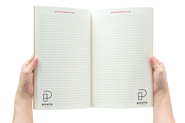 Mains tenant cahier broche Pixelly Company ligne avec logo et URL en pied. Formats A4/A5 Sprint24.