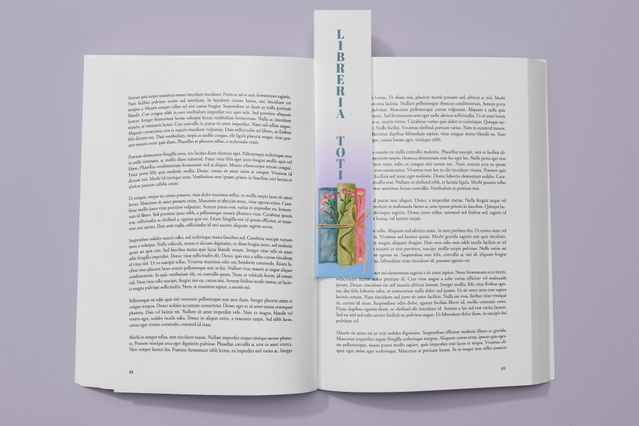 Marque-page illustré personnalisé texte vertical dans livre ouvert Marque-page illustré avec texte vertical dans livre cartonné ouvert. Gadget promo plastifié Sprint24.