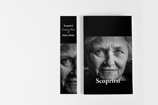 Marque-page noir personnalisé portrait auteur accanto couvertura libro Couverture livre noire et marque-page coordonné avec portrait auteur pour lancement 'Scoprirsi'. Sprint24.