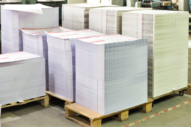 Palettes de planches amalgames imprimees en entrepot production. Offset gros volumes Sprint24.