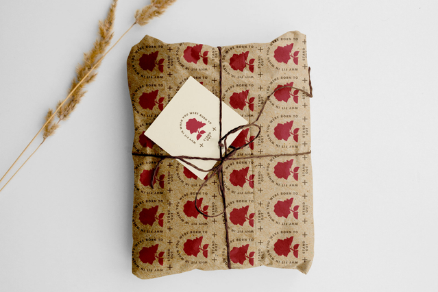 Paquet kraft motif fraises rouges et ficelle. Rouleaux papier cadeau personnalisé avec logos Sprint24.