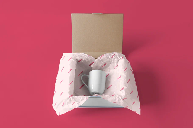 Papier emballage rose motif personnalisé autour tasse dans boîte kraft. Unboxing premium Sprint24.