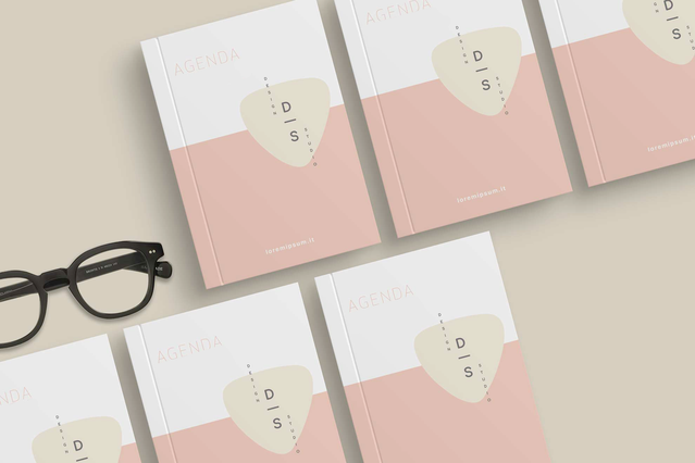 Pile agendas dos cousu personnalisés couverture minimaliste rose Cinq agendas à dos cousu avec couverture minimaliste rose D|S sur surface beige Sprint24.
