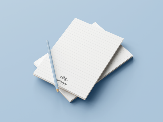 Pile blocs-notes A5 blancs template ligne logo Sprint24 crayon fond. Pile blocs-notes A5 blancs template ligne logo Sprint24 crayon sur fond bleu clair. Sprint24.