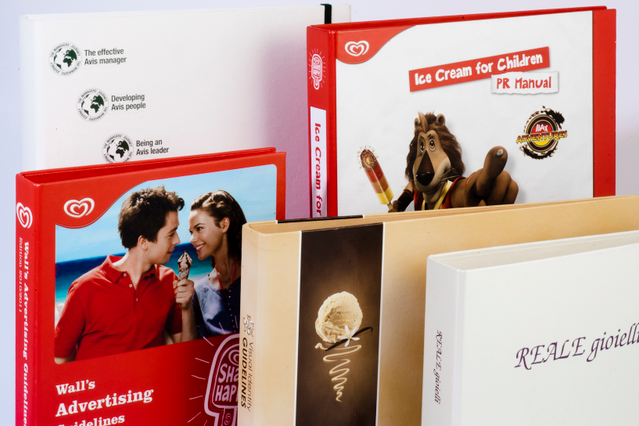 Pile classeurs anneaux brandes marketing glaces et bijouterie Pile classeurs brandes: Wall's, Ice Cream PR Manual, REALE gioielli. Communications entreprise Sprint24.