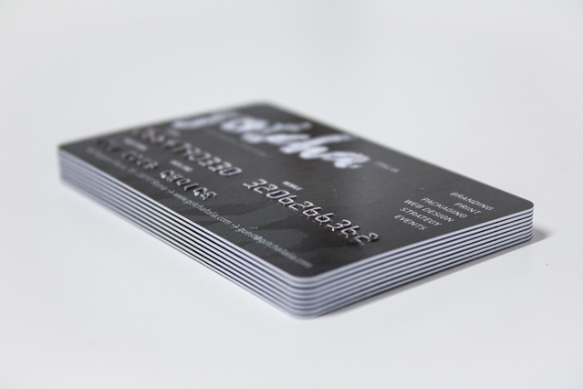 Cartes PVC empilées démontrant qualité et rigidité. Pour cartes de visite, fidélité et identification—impression rapide.