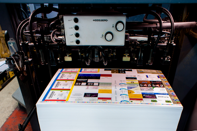 Machine d'impression offset professionnelle produit de grandes planches laminées 70x100 cm avec impression 4 couleurs sur papier couché mat 400 g. Pelliculage mat et vernissage UV en relief assurent durabilité et qualité premium pour commandes bulking grand volume.