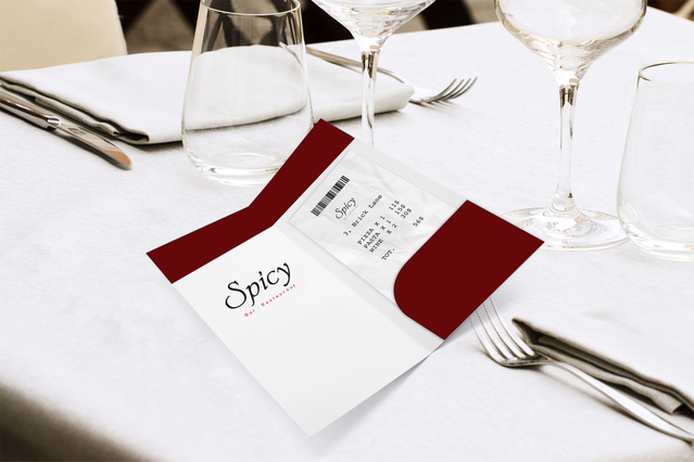 Porte addition blanche haut de gamme avec marquage personnalisé et une poche découpée rouge pour reçus, présentée dans un cadre de restaurant gastronomique. La poche colorée insérée améliore la présentation table tout en maintenant les additions et reçus organisés. Personnalisez vos portes additions avec poches colorées et impression de marque via le service d'impression en ligne Sprint24 pour re…