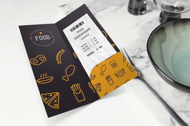 Élégant porte-addition avec poche présentant un design bleu marine avec icônes de nourriture dorées et section de poche jaune contrastante. Idéal pour les restaurants et établissements cherchant à améliorer la présentation aux clients. Entièrement personnalisable à votre marque avec les services d'impression premium de Sprint24.