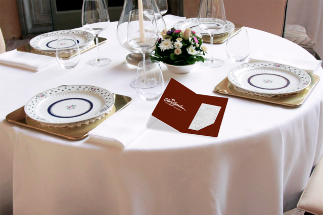 Porte-addition plastifiée premium avec vernis UV, élégamment présentée dans une mise en place de restaurant haut de gamme. Ce porte-addition rouge est parfait pour les restaurants haut de gamme, cafés et services de restauration professionnels.