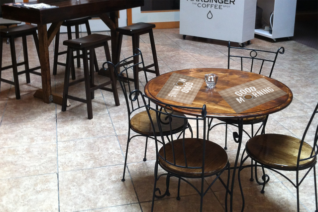 Set de table personnalisé sur bois en café moderne. Qualité professionnelle pour restauration Sprint24.