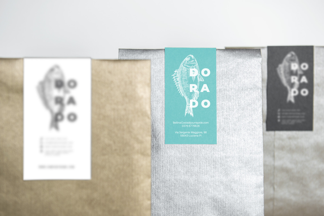 Trois sachets scelles etiquettes chiudipacco Dorado en versions. Trois sachets blanc kraft gris scelles etiquettes Dorado logo poisson colorways assortis. Sprint24.