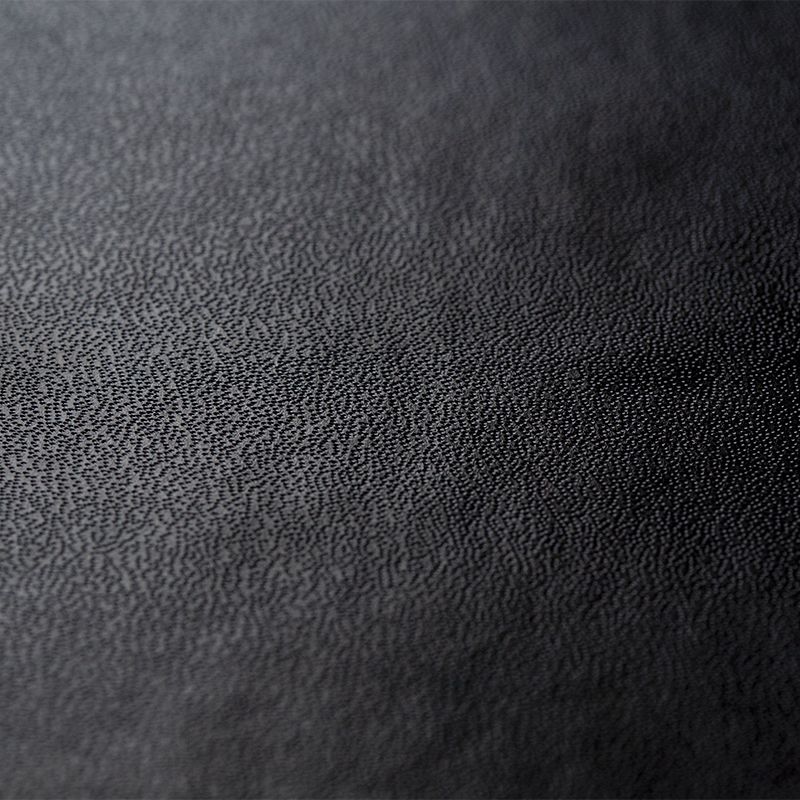 Couverture rigide en cuir noir: Couverture réalisée en simili cuir noir (Skinplast enduit de pvc et carton) et âme en carton rigide.