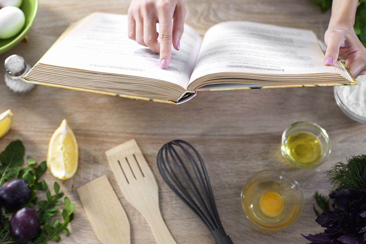Réaliser son livre de cuisine en ligne: mettons-nous aux fourneaux!: Voulez-vous faire un livre de cuisine? Découvrez comment faire un livre de cuisine en ligne et mettre vos recettes sur papier.
