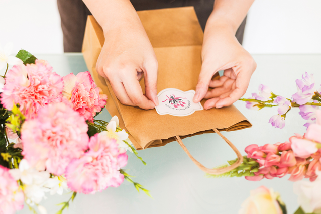 Impression d'autocollants en forme de papier: Commandez dès maintenant en ligne vos autocollants découpés personnalisés avec votre logo, vous pourrez ainsi distribuer à vos clients une carte de visite orig…