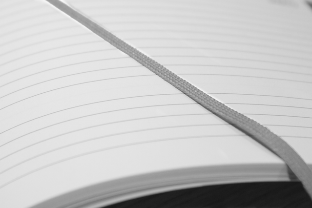 Marque-page  gris: insertion d’un ruban coloré utile pour marquer une page. Possible uniquement avec finition brochage cousu