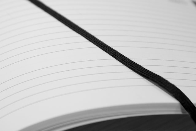 Marque-page  noir: insertion d’un ruban coloré utile pour marquer une page. Possible uniquement avec finition brochage cousu