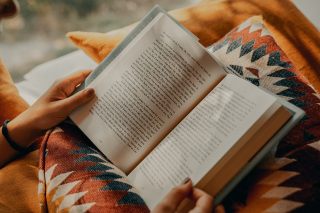 Quelle est la différence entre livre broché et livre relié ?: Vous avez écrit un roman ou un conte et il ne vous reste plus qu'à l'imprimer ? Découvrez la différence entre un livre broché et un livre relié sur Sprint24.